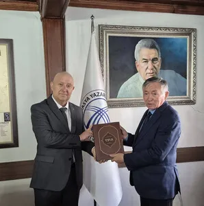 Kırgız devlet adamı ve akademisyen Kadirali Konkobayev AYB’yi ziyaret etti.